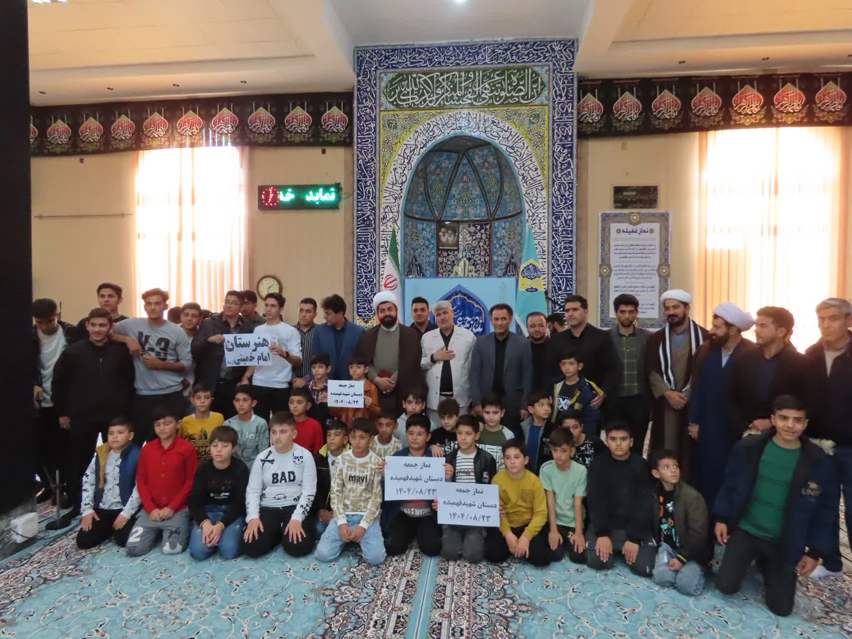 حضور جمعی از دانش آموزان مدارس در نماز عبادی سیاسی جمعه