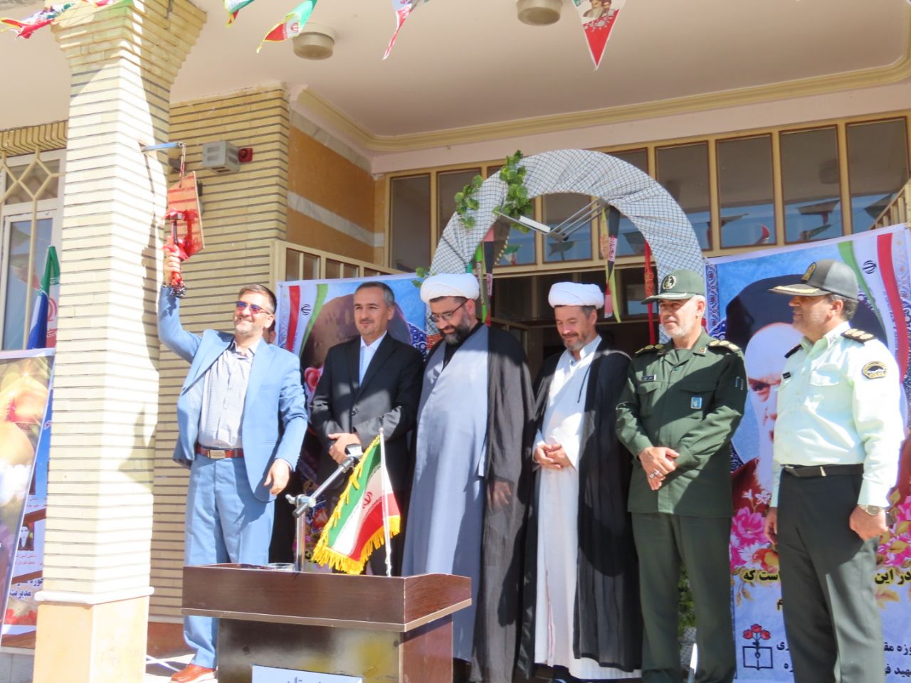 زنگ آغاز سال تحصیلی 1402-1401 مدارس با حضور فرماندار شهرستان چایپاره نواخته شد
