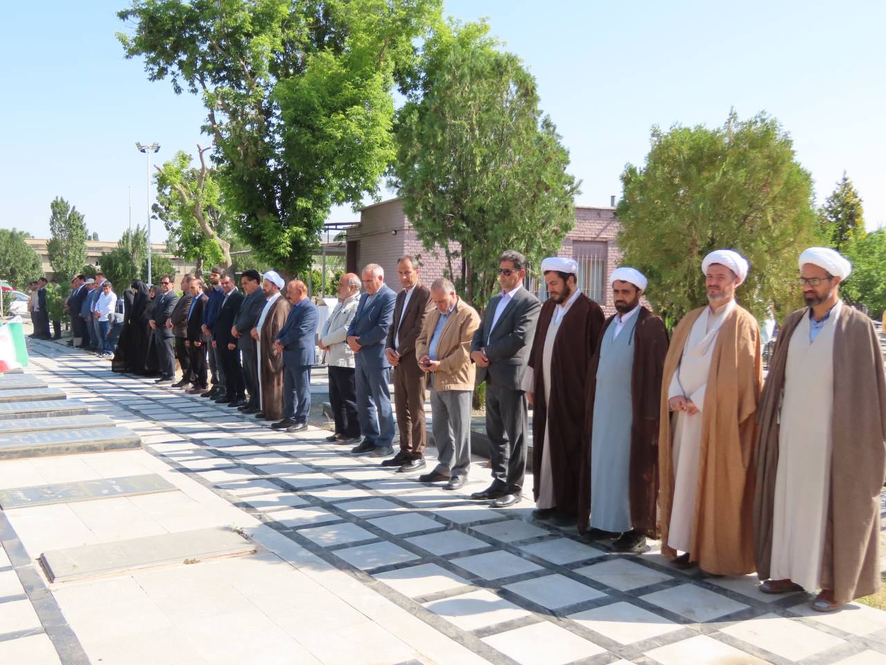 غبار روبی و عطرافشانی گلزار شهدای شهرستان چایپاره