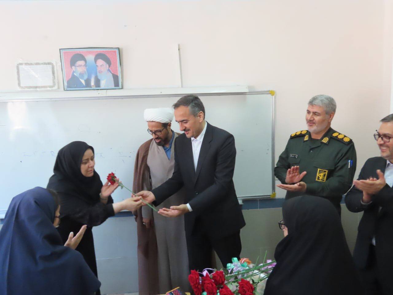 تبریک روز معلم به دبیران دبیرستان کوثر