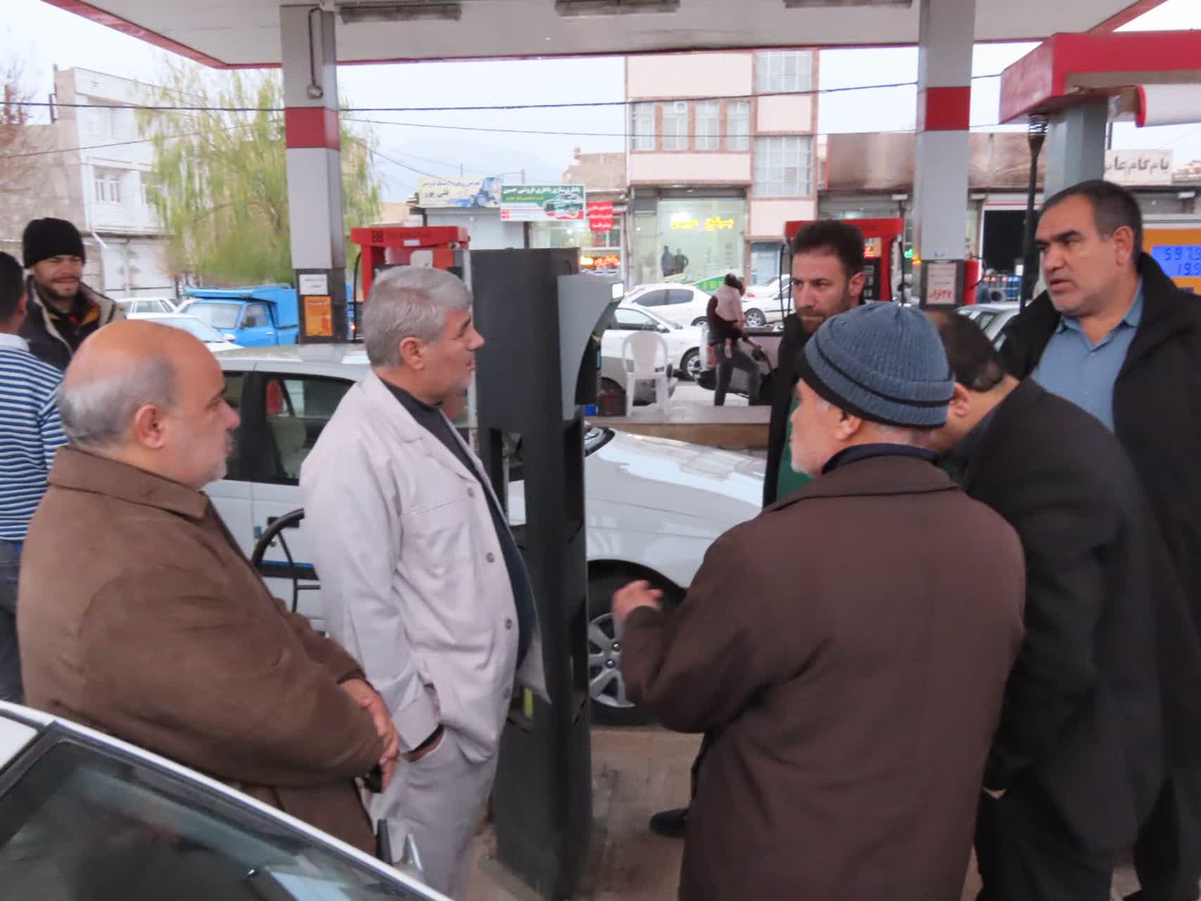 فرماندار شهرستان چایپاره از جایگاه‌های عرضه سوخت در سطح شهر بازدید کرد