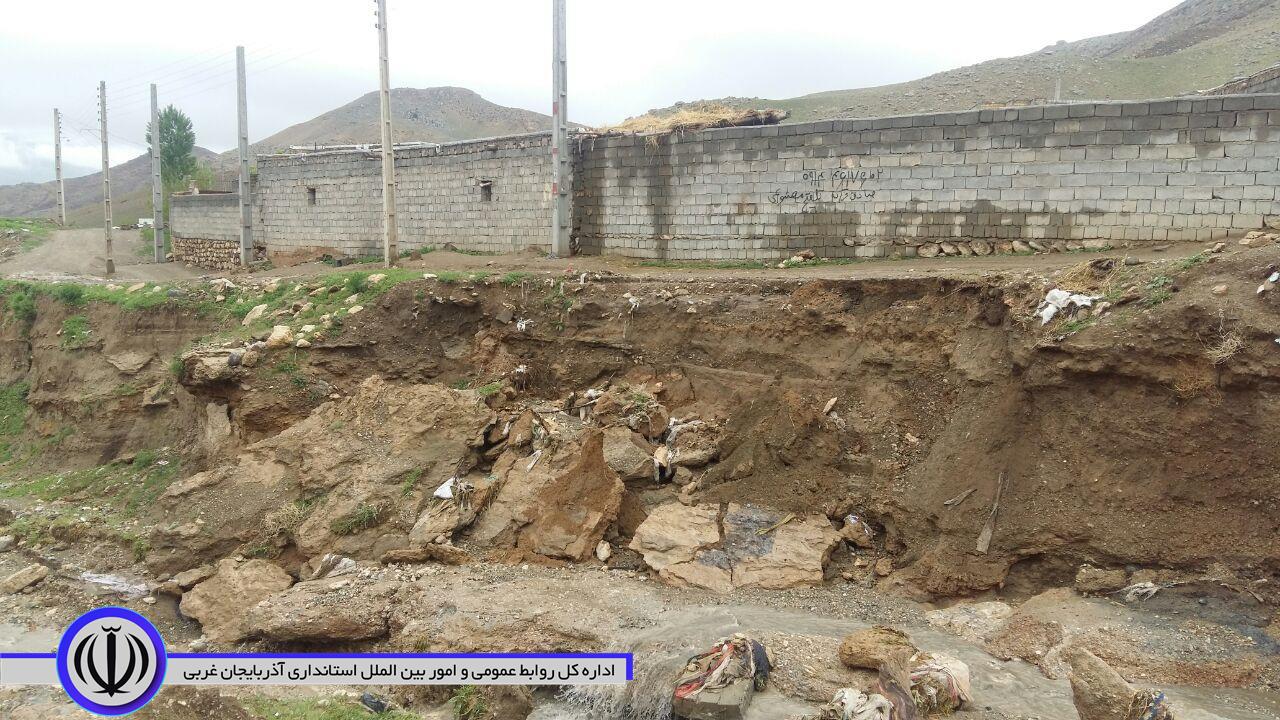 بازدید میدانی بخشدار بخش مرکزی به همراه رئیس اداره راهداری و حمل و نقل جاده ای و دهیار روستا از نقاط آسیب دیده روستای شوریک در پی جاری شدن سیلاب در این روستا