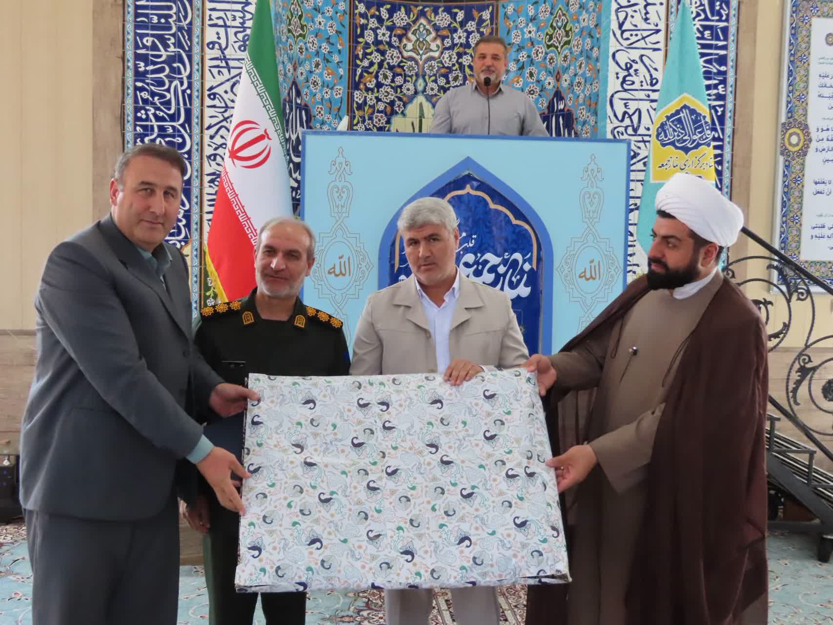 تقدیر و تجلیل از رییس بنیاد مسکن انقلاب اسلامی شهرستان چایپاره در نماز عبادی سیاسی جمعه