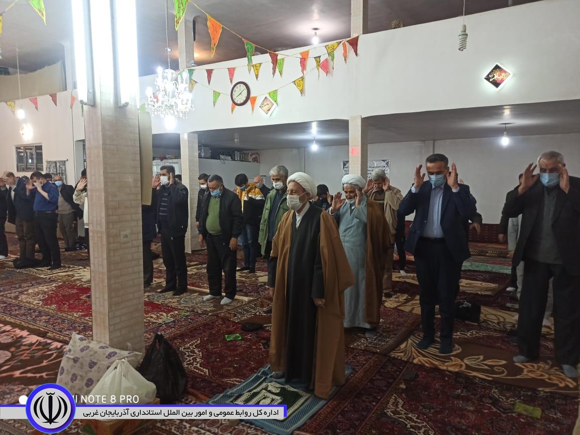 حضور فرماندار شهرستان چایپاره در مسجد حضرت سید الشهداء قره ضیاءالدین جهت اقامه نماز جماعت مغرب و عشاء و شرکت در جشن میلاد مولای متقیان امیرمومنان علی علیه السلام