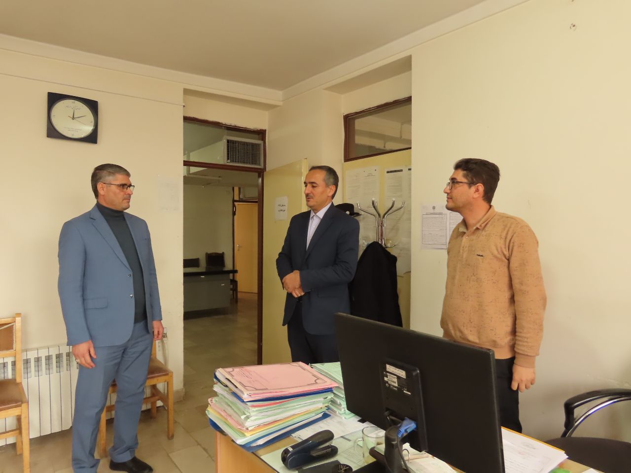بازدید سرزده فرماندار شهرستان چایپاره از دستگاههای اجرایی برای بررسی خدماترسانی به مردم