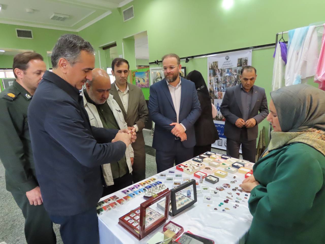 افتتاح نمایشگاه انواع صنایع دستی و غذایی مشاغل خانگی شهری و روستایی