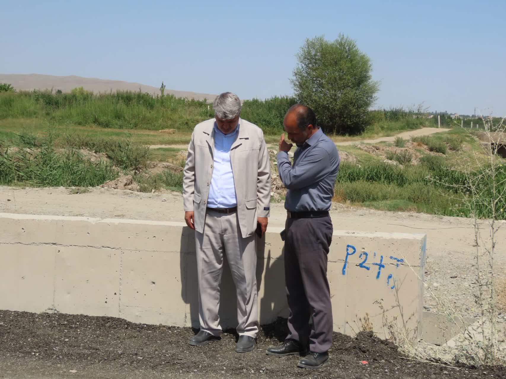 بازدید فرماندار چایپاره از عملیات آسفالت ریزی پل روستای بادکی شهرستان