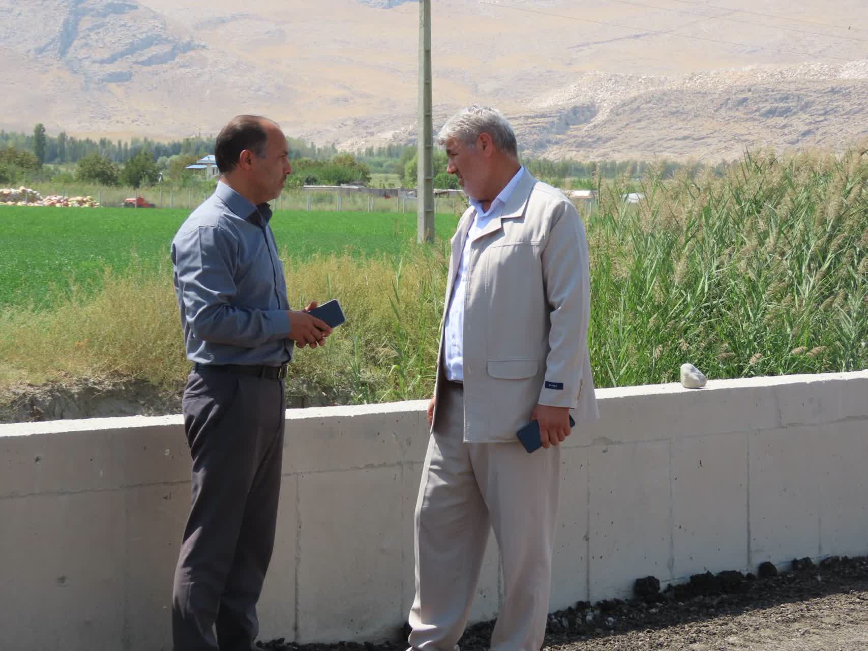 بازدید فرماندار چایپاره از عملیات آسفالت ریزی پل روستای بادکی شهرستان