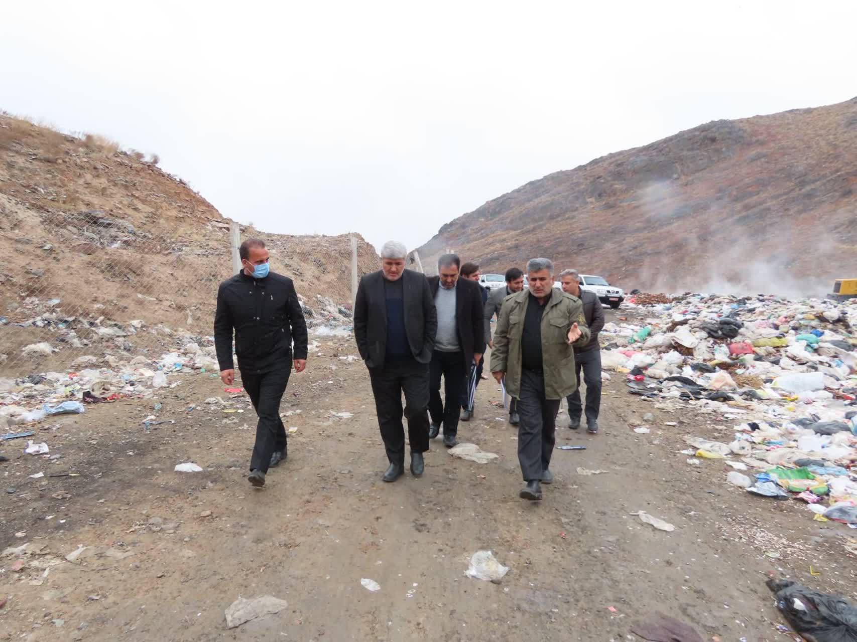 بازدید فرماندار و اعضای کارگروه مدیریت پسماند چایپاره از سایت زباله شهرستان