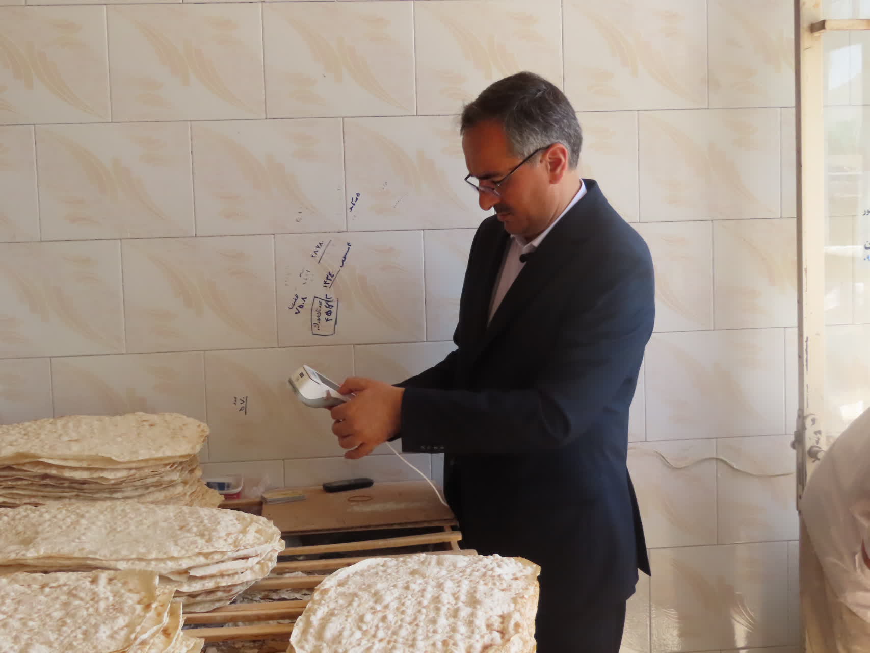 بازدید سرزده فرماندار از نانوایی روستای حسین بگلو