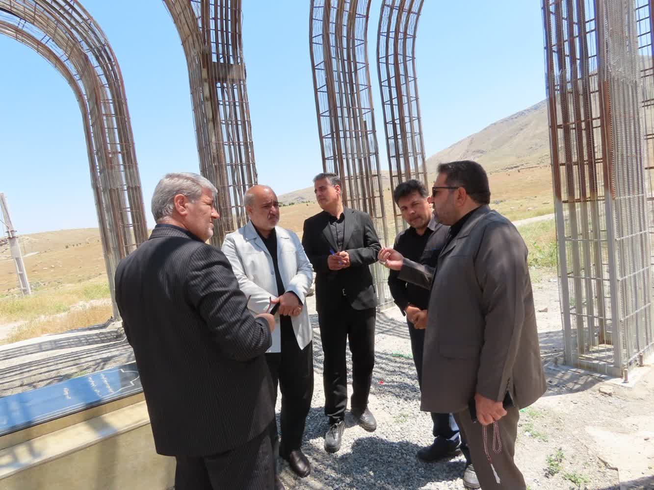 بازدید فرماندار چایپاره و مدیرکل امور روستایی استانداری از بارگاه شهید گمنام روستای چورس