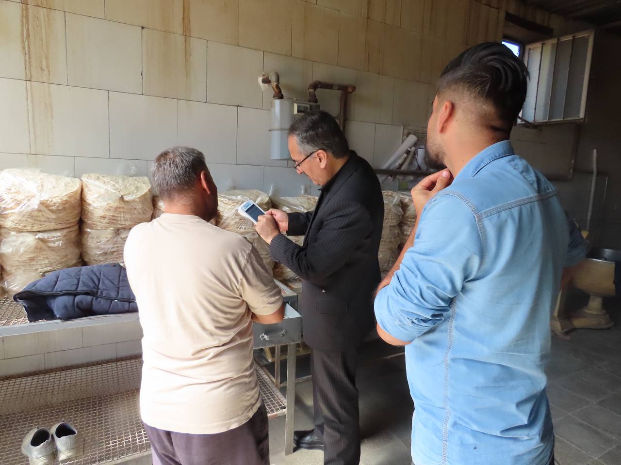 بازدید سرزده فرماندار از نانوایی روستای تاج خاتون