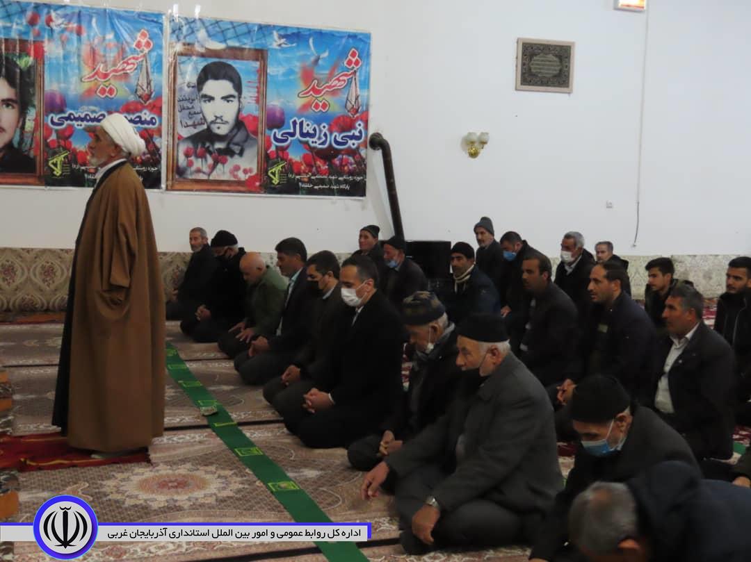 حضور فرماندار شهرستان چایپاره در جمع صمیمی مردم روستای خانقاه چورس و شرکت در نماز جماعت مغرب و عشاء