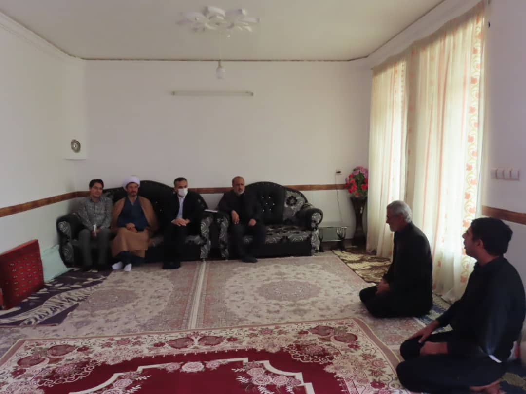 دیدار صمیمی فرماندار شهرستان با یکی از مدد جویان تحت پوشش کمیته امداد حضرت امام خمینی (ره) در روستای اسماعیل کهریز از توابع بخش حاجیلار
