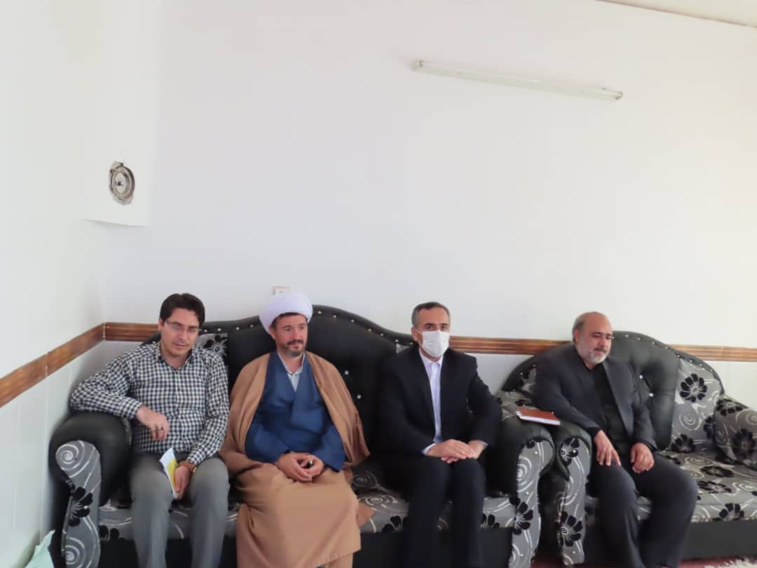 دیدار صمیمی فرماندار شهرستان با یکی از مدد جویان تحت پوشش کمیته امداد حضرت امام خمینی (ره) در روستای اسماعیل کهریز از توابع بخش حاجیلار
