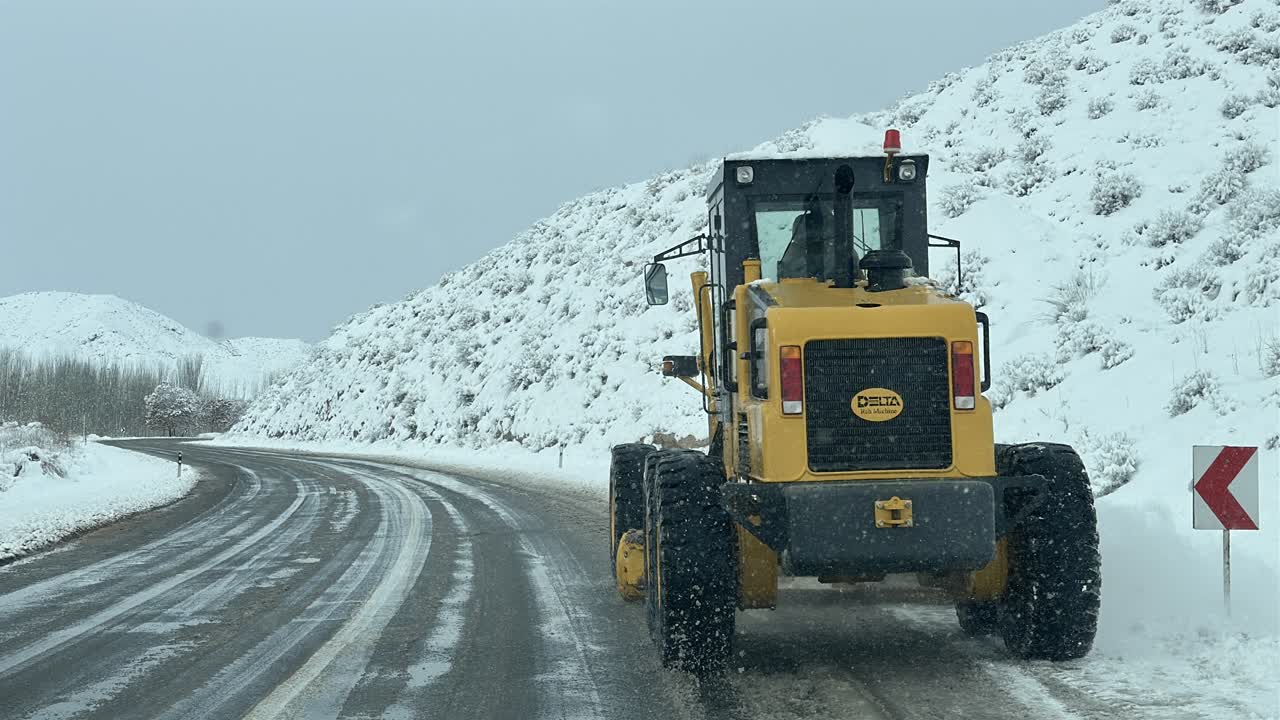 اجرای عملیات برفروبی و بازگشایی جاده های اصلی و فرعی شهرستان توسط راهداران زحمت کش اداره راهداری و حمل و نقل جاده ای چایپاره