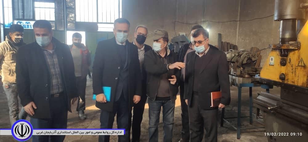 بازدید شکورزاده فرماندار شهرستان چایپاره به همراه جمعی از روساء و مدیران ادارات و نهادها و کارشناسان ذیربط از واحد تولیدی ادوات کشاورزی، عبدالله حیدری