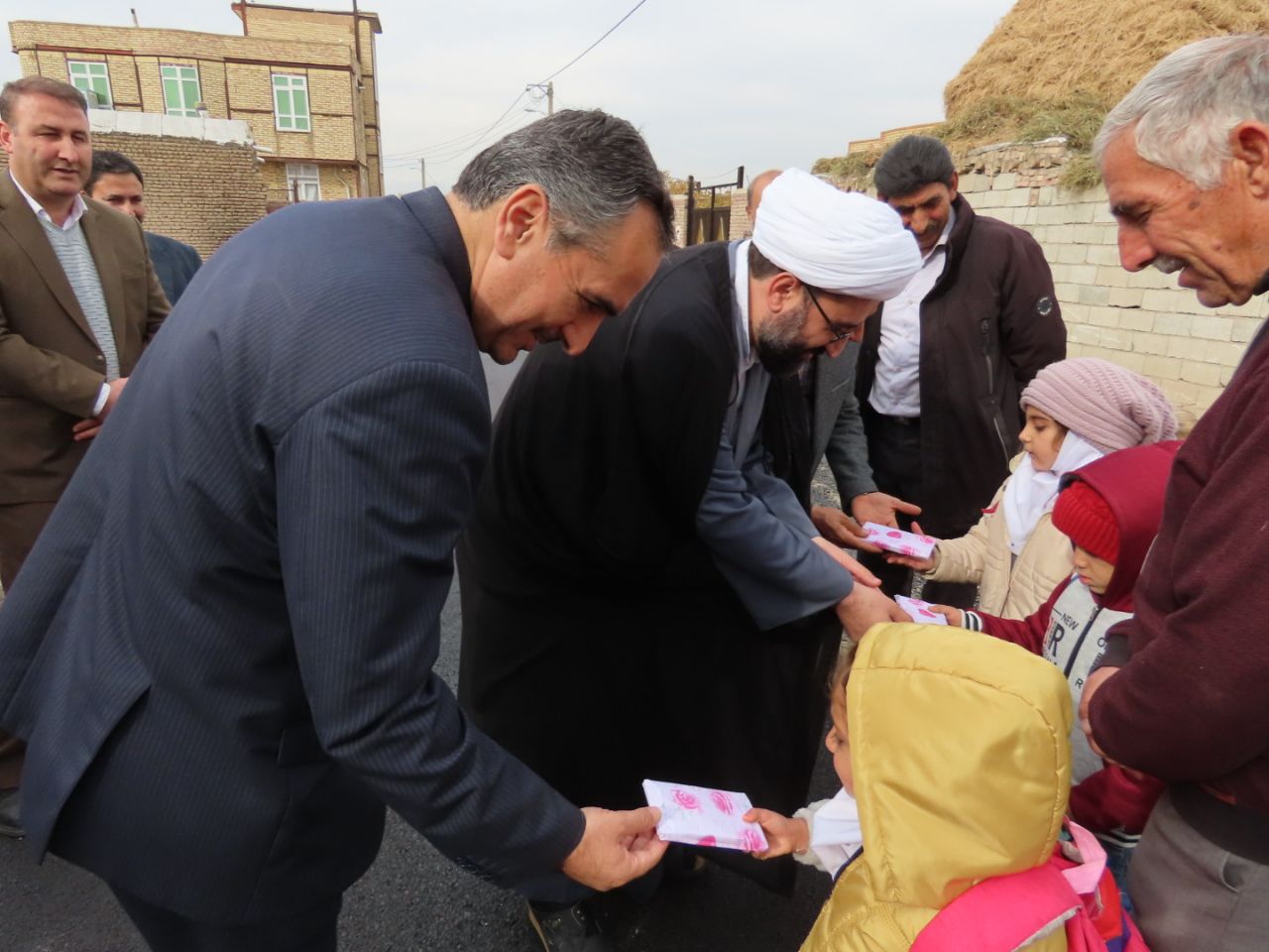 بازدید میدانی فرماندار شهرستان چایپاره از آسفالت ریزی معابر روستای دیزج حاتم خان