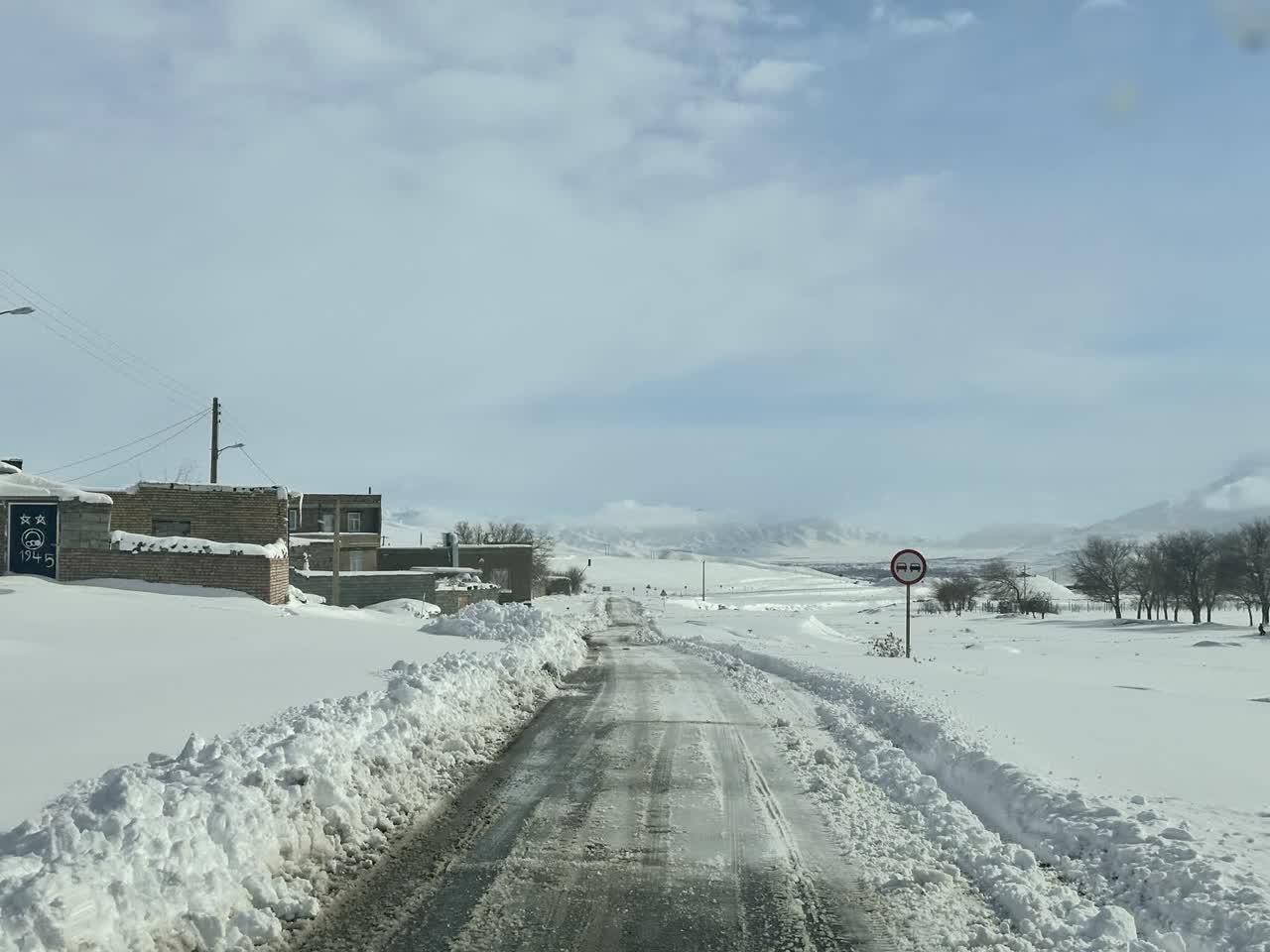 اجرای عملیات برفروبی و بازگشایی جاده های اصلی و فرعی شهرستان توسط راهداران زحمت کش اداره راهداری و حمل و نقل جاده ای چایپاره