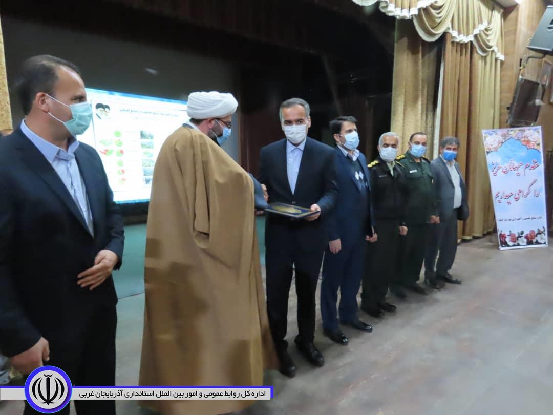حضور شکورزاده فرماندار شهرستان در مراسم بزرگداشت هفته منابع طبیعی در مجتمع فرهنگی هنری ارشاد اسلامی