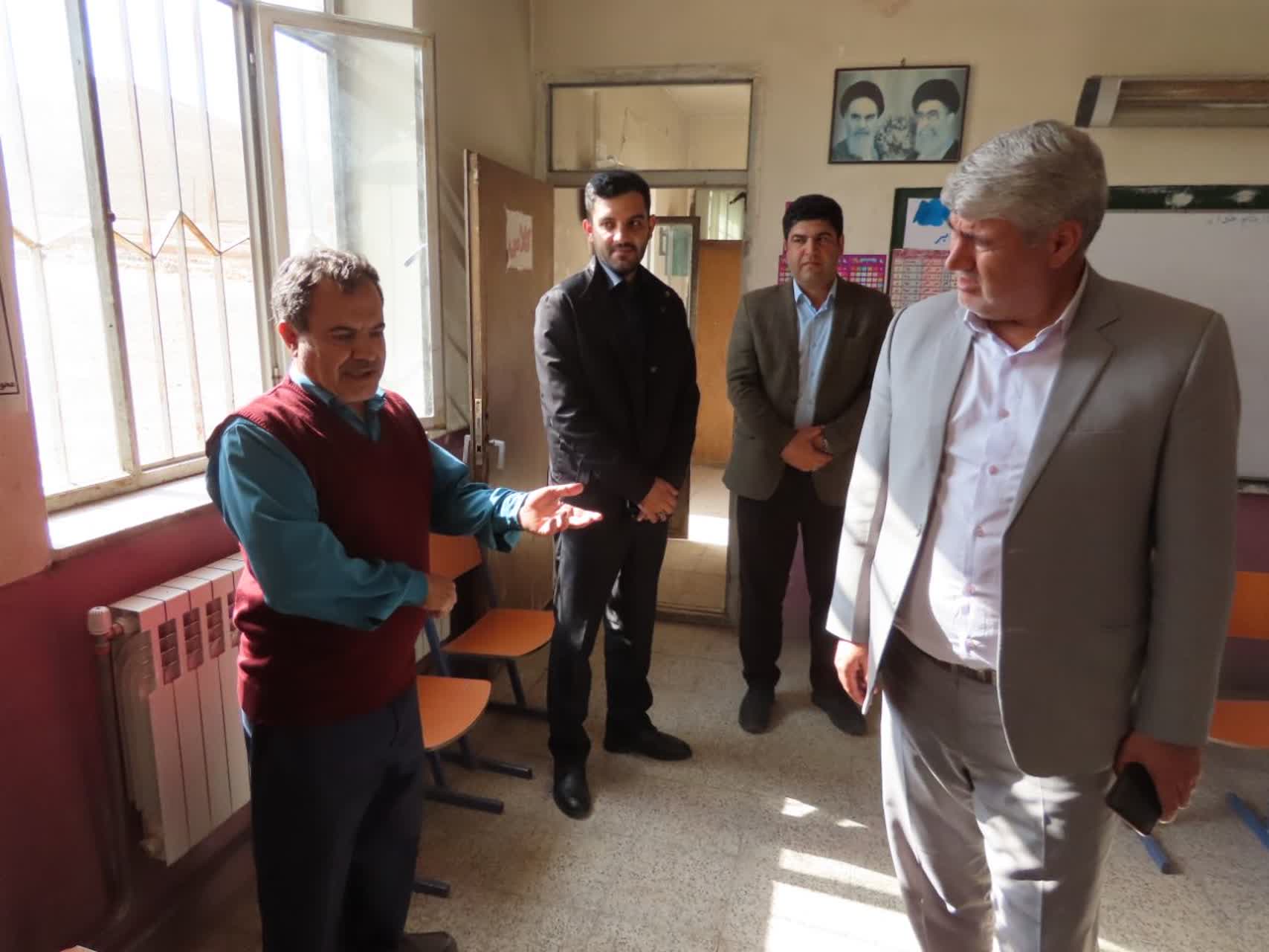 بازدید فرماندار شهرستان چایپاره از دبستان 12 بهمن روستای بالا کهریز