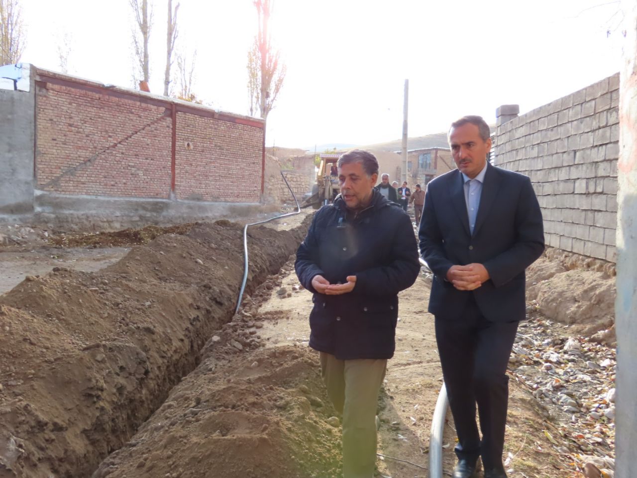 بازدید فرماندار شهرستان چایپاره از خطوط انقال آب رسانی به روستای فیض آباد