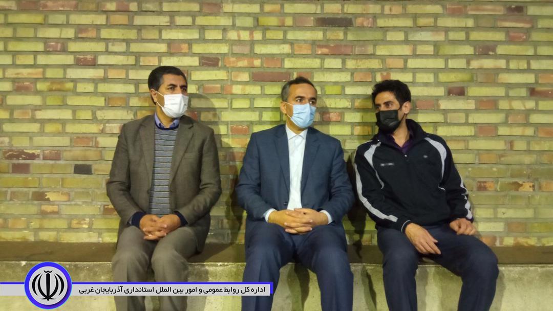 فرماندار شهرستان با حضور در سالن ورزشی رزمی از تمرینات کیک بوکسینگ و دفاع شخصی بازدید کرد.