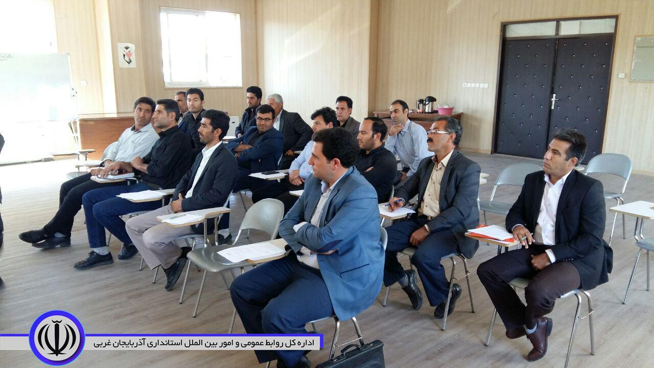 ششمین نشست مشورتی دهیاران بخش مرکزی شهرستان چایپاره به ریاست دانیالی بخشدار و با حضور عطارد مدیریت آموزش و پرورش، خانم مهدیزاده معاون شبکه بهداشت و درمان و دهیاران در محل بخشداری برگزار گردید.