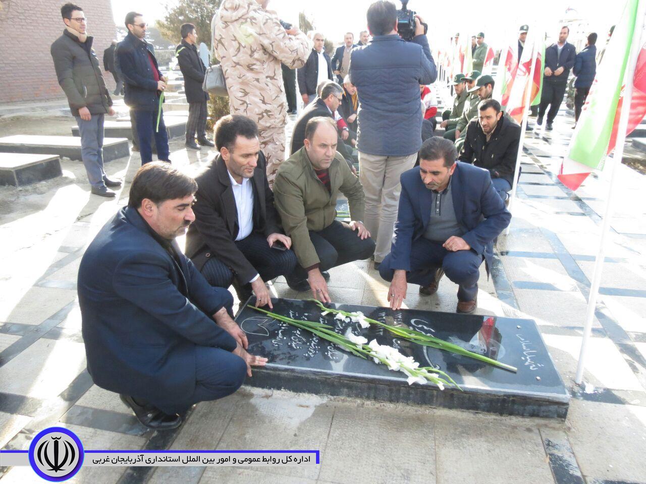 همزمان با ششمین روز از دهه مبارک فجر عطرافشانی وغباروبی مزار شهدای شهرستان چایپاره