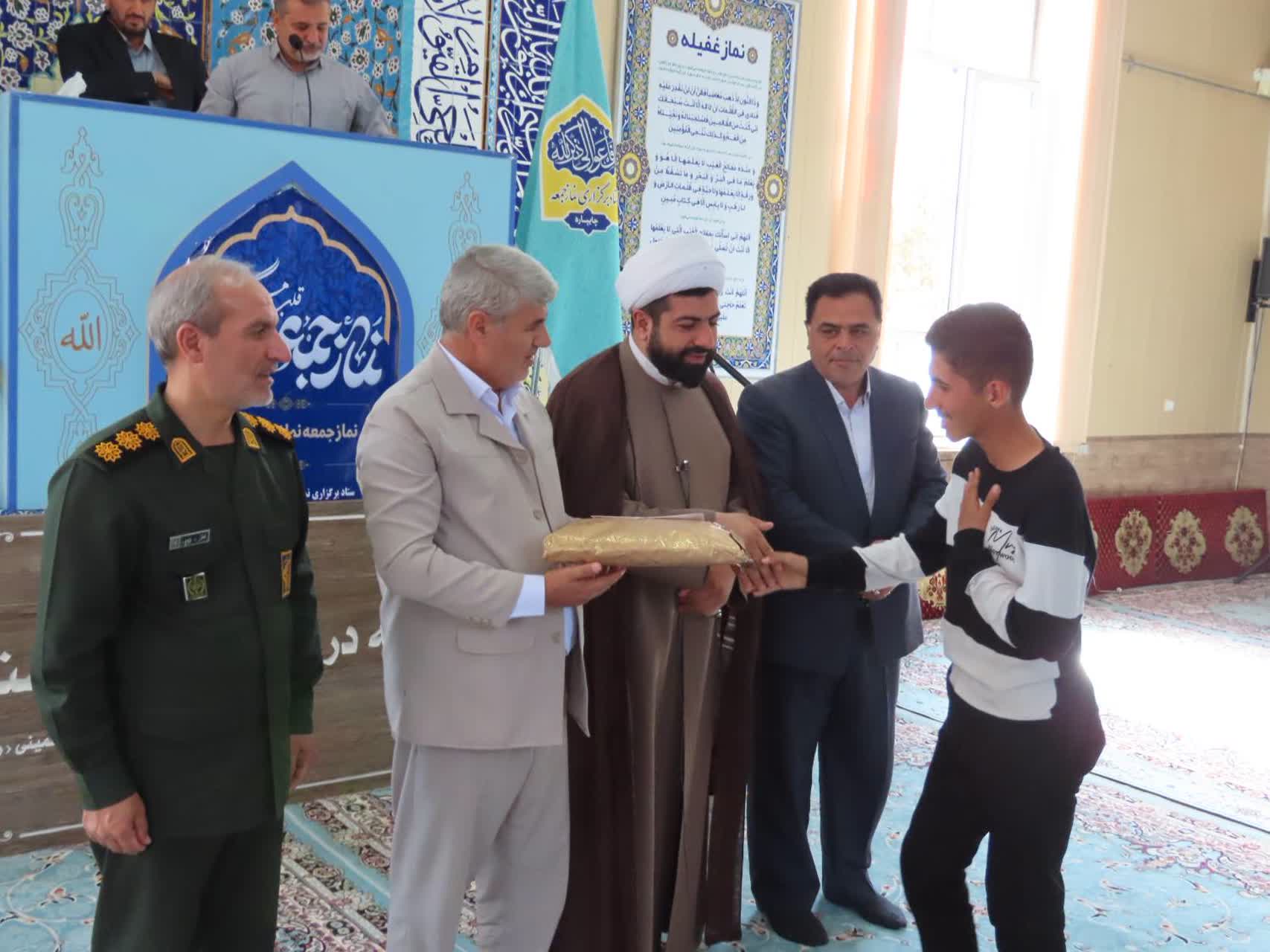 تقدیر و تجلیل از دانش آموز برتر قرآنی در نماز عبادی سیاسی جمعه