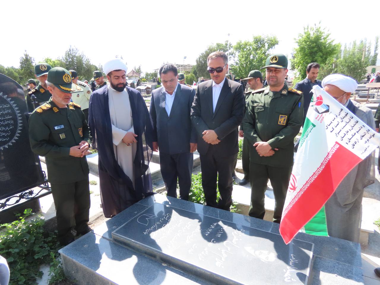غبار روبی و عطرافشانی گلزار شهدای شهرستان چایپاره