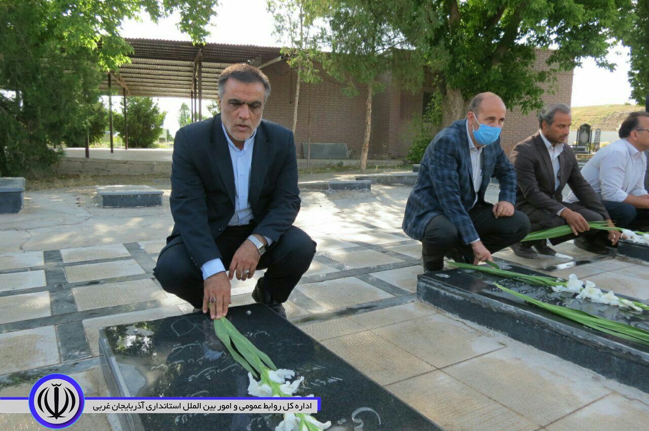 آئین غبارروبی و عطر افشانی مزار شهداء در شهرستان چایپاره برگزار شد.