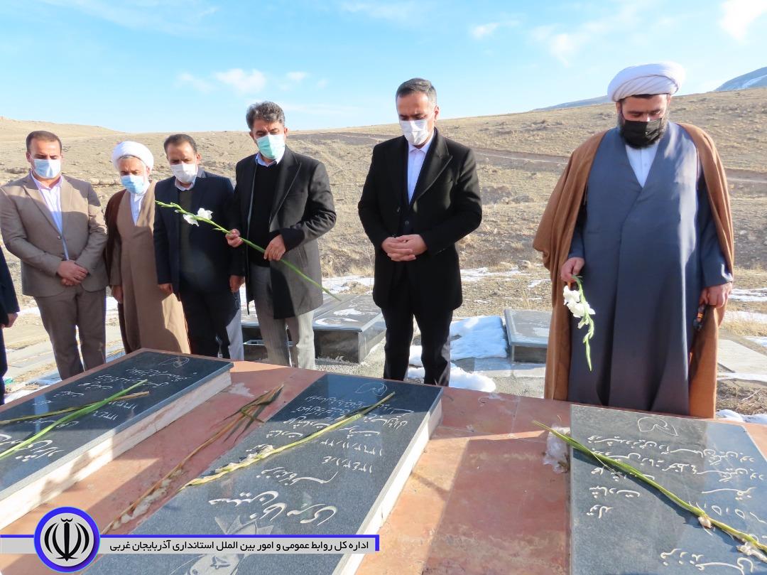 آیین غبار روبی مزار مطهر شهداء به مناسبت گرامیداشت دهه فجر و چهل و سومین سالروز پیروزی انقلاب شکوهمند اسلامی برگزار شد.