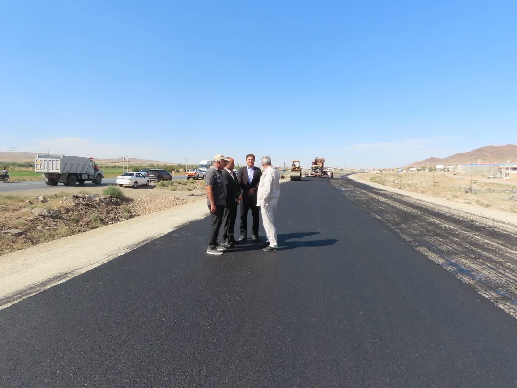 بازدید فرماندار چایپاره از عملیات آسفالت ریزی بزرگراه ایواوغلی - گیت ورودی منطقه آزاد ماکو در محدوده شهرستان