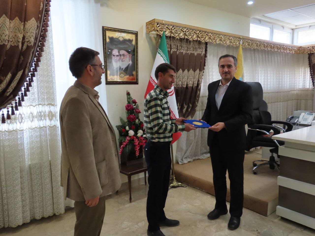 تجلیل از دهیار روستای قوچاش از توابع بخش حاجیلار شهرستان چایپاره