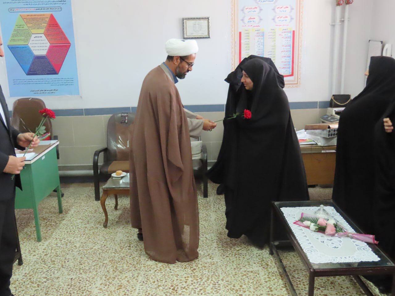 تبریک روز معلم به دبیران دبیرستان کوثر