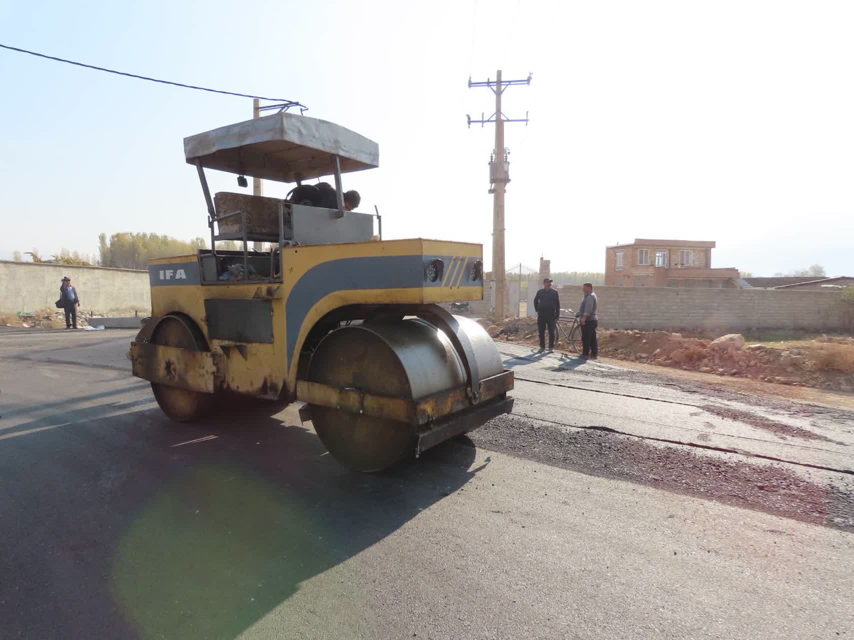 بازدید فرماندار چایپاره از عملیات آسفالت ریزی مسیر ضلع شرقی بلوار انقلاب شهرستان