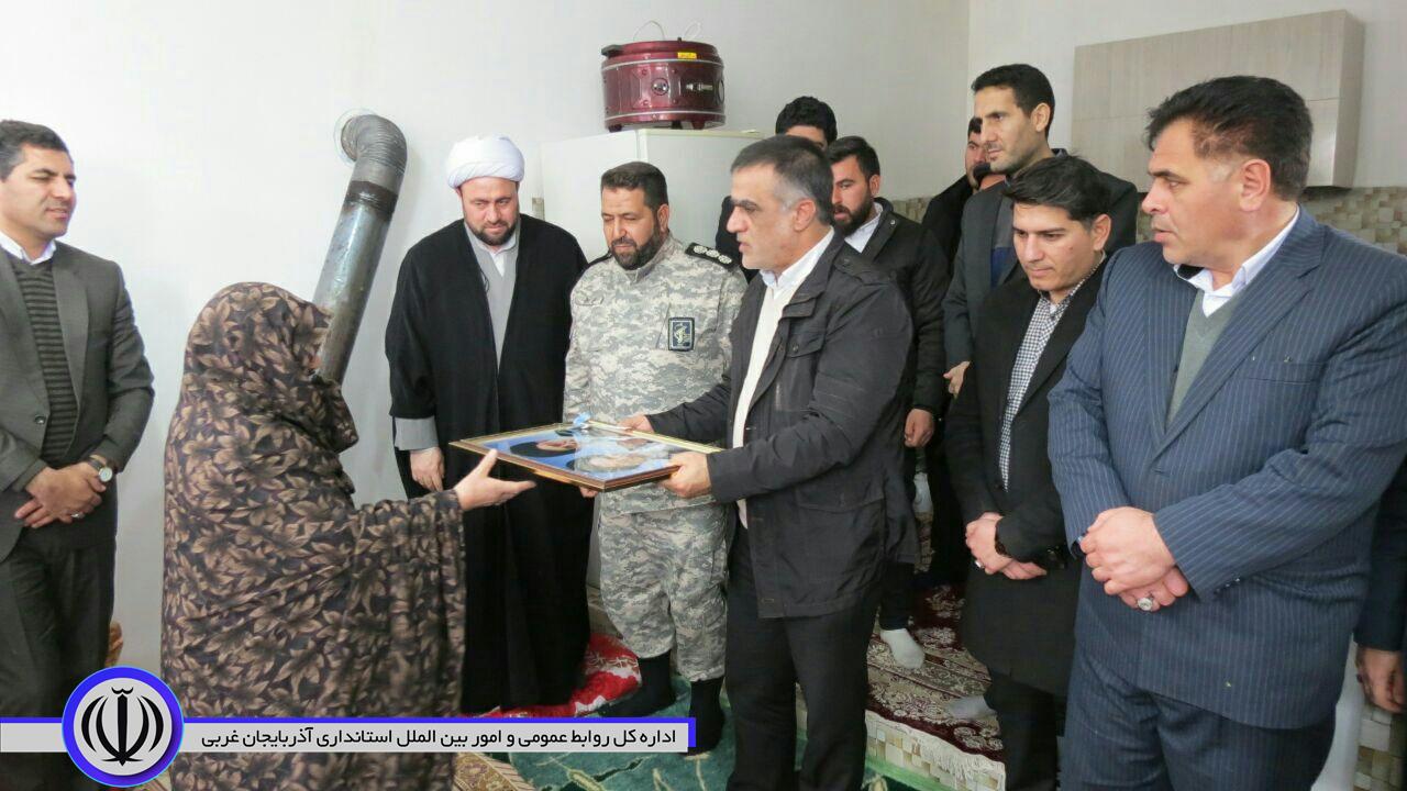 همزمان با هشتمین روز از ایام الله دهه مبارک فجر آئین افتتاح اجرای پیاده رو جدول و آسفالت خیابان طالقانی و افتتاح 5واحد مسکن مدد جویی (روستای چیر کندی) درشهرستان چایپاره برگزار شد.