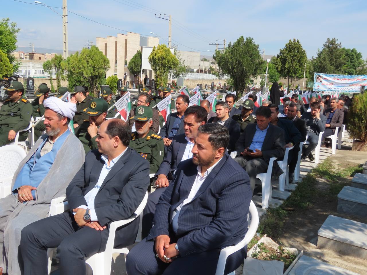 غبار روبی و عطرافشانی گلزار شهدای شهرستان چایپاره