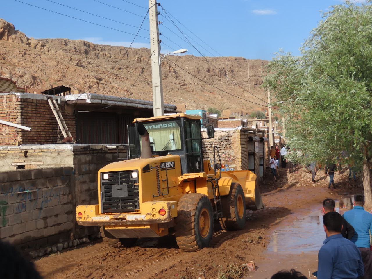 بازدید میدانی فرماندار از روستای سیل زده بابل آباد