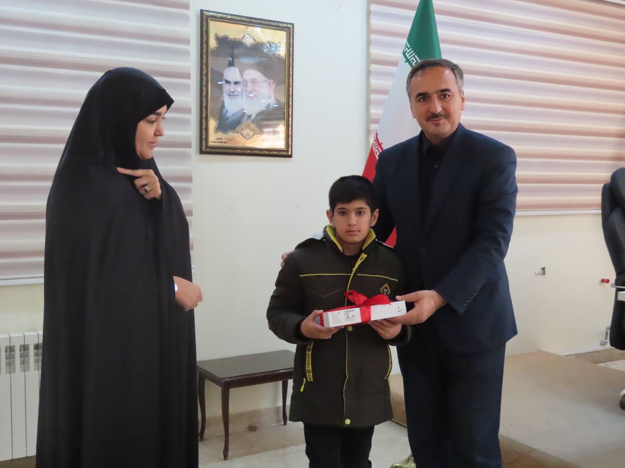 دیدار فرماندار با دانش آموزان توانخواه